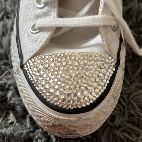 White converse that are bedazzled size 5 - Picture 4 of 9